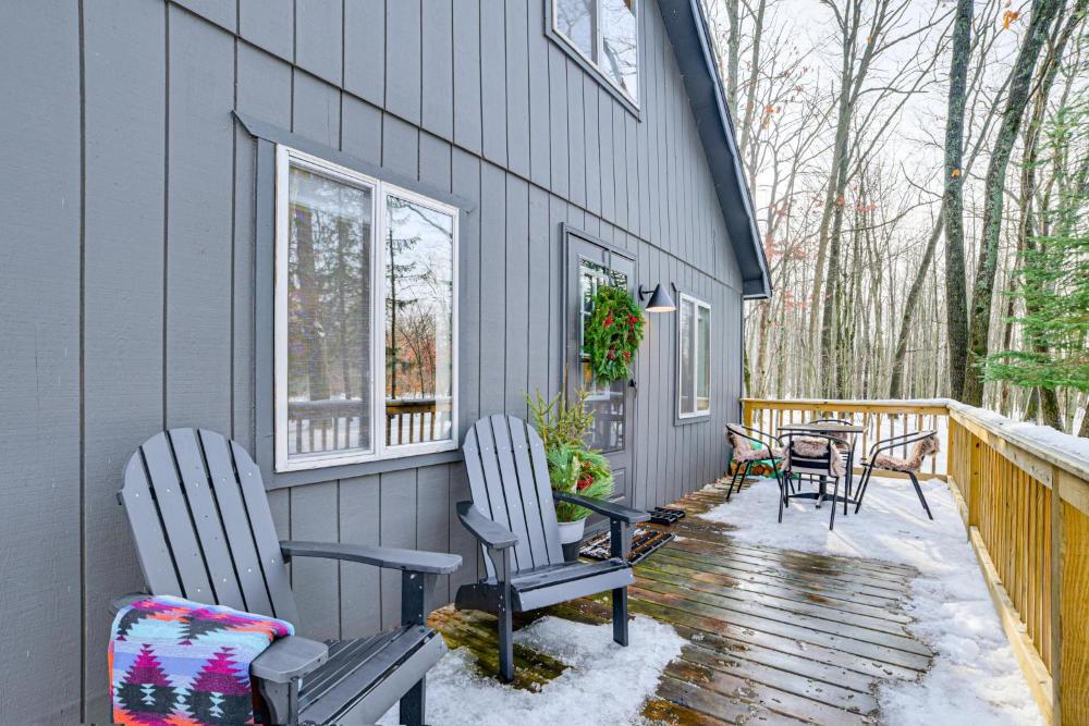 Roscommon Chalet with Hot Tub Near Higgins Lake!